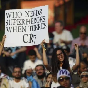 30.dez.2014 - Torcedoras comparam Cristiano Ronaldo a super-herói em Dubai, onde o Real Madrid faz amistoso contra o Milan - EFE/Ali Haider