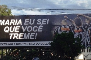 Virou Moda Grupo De Atleticanos Provoca Torcida Do Cruzeiro Com Outdoor 01 01 2015 Uol Esporte