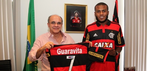 Marcelo Cirino ao lado do presidente Bandeira: sócio-torcedor cresce timidamente - Gilvan de Souza/ Flamengo