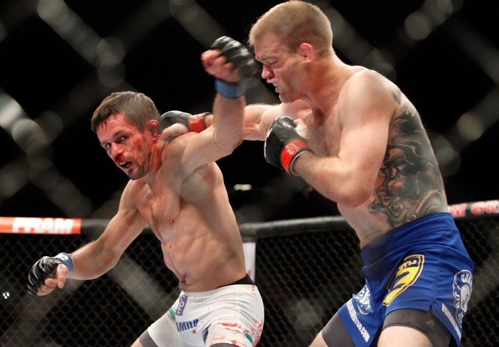 Brasileiro Rodrigo Damm é atingido por Dunham em luta que o brasileiro perdeu no UFC 182 - Steve Marcus/Getty Images/AFP