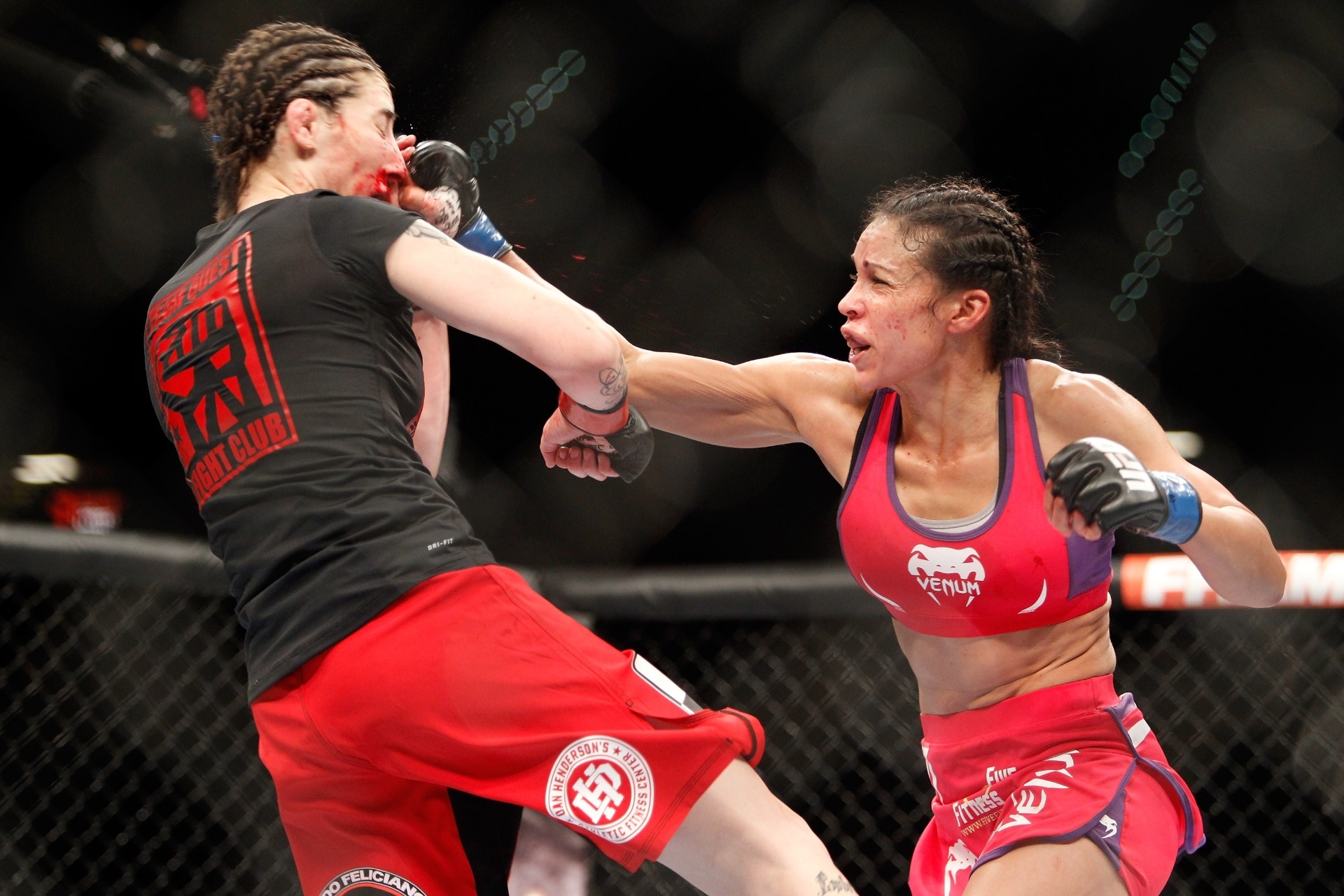 Marion Reneau castiga Alexis Dufresne na primeira luta do card preliminar do UFC 182. - Steve Marcus/Getty Images/AFP