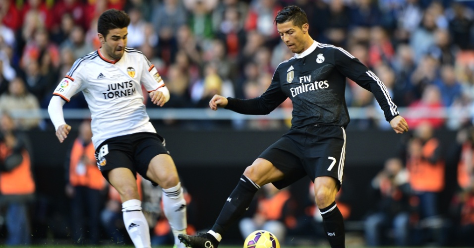 Cristiano Ronaldo domina a bola em partida contra o Valencia