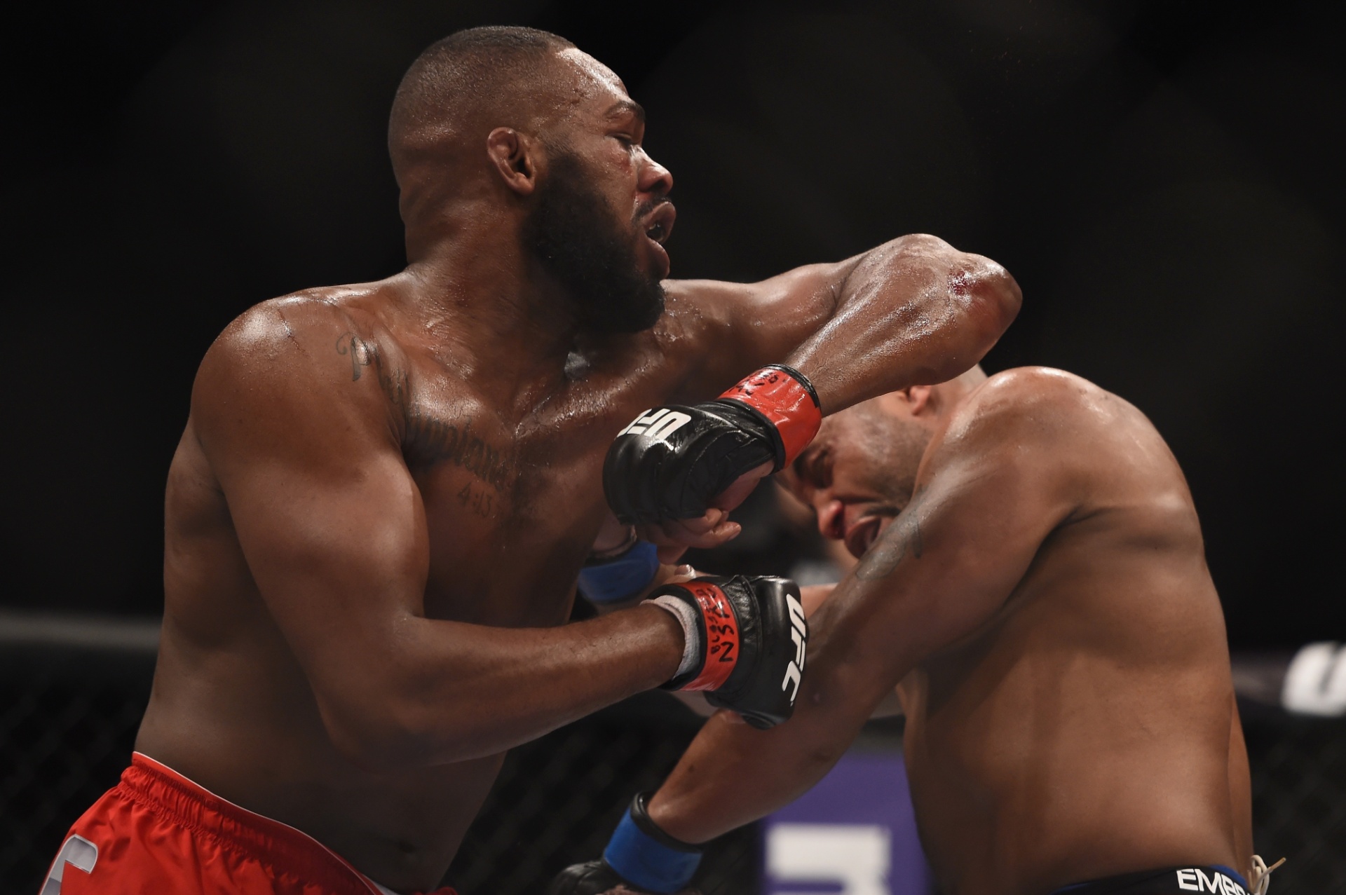 Jon Jones acerta golpe em Cormier na disputa do cinturão - Jeff Bottari/Zuffa LLC/Zuffa LLC