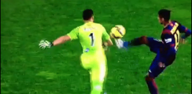 Neymar tira bola do goleiro em lance considerado ilegal; ele levou amarelo - Reprodução