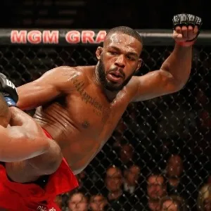 Jon Jones chuta Daniel Cormier - Jeff Bottari/Zuffa LLC/Zuffa LLC