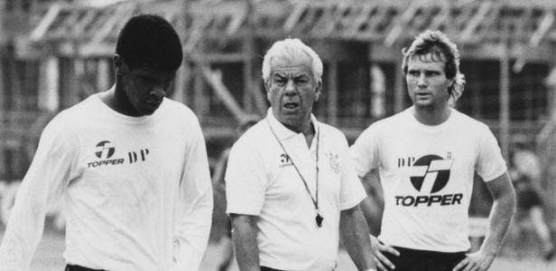 Ribamar (dir.) recebe orientação do técnico Ênio Andrade no Corinthians em 89 - Fernando Santos/Folhapress