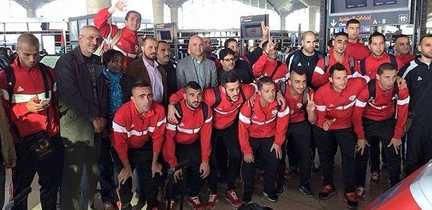 Seleção da Palestina posa para foto antes de embarque para o torneio na Austrália - Reprodução/Football Palestine