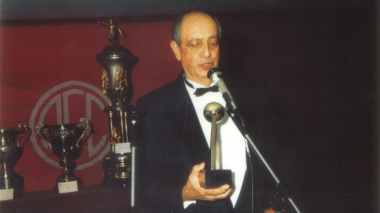 Edmo Zarife, que morreu em 1999, recebe premio por seu carreira no rádio carioca