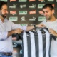 Lucas Pratto recebe a camisa do Atlético-MG das mãos do presidente Daniel Nepomuceno - Bruno Cantini/Clube Atlético Mineiro