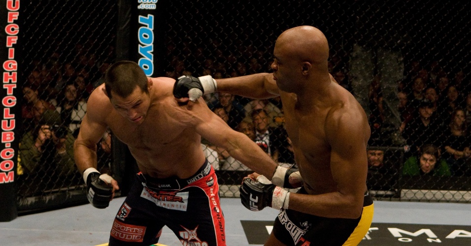 01.mar.2008 - Anderson Silva enfrenta Dan Henderson em defesa de cinturão no UFC 82