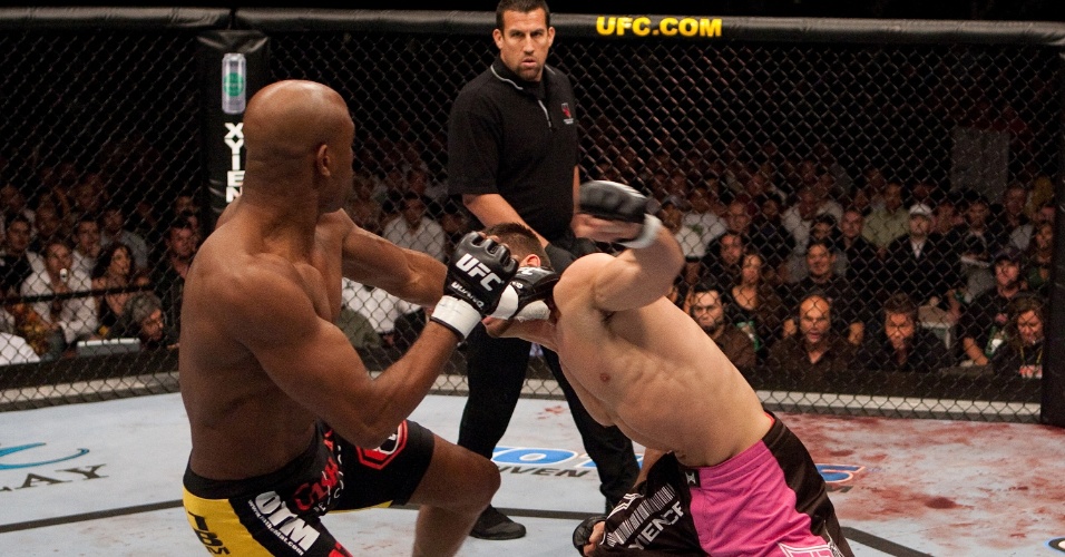 14.out.2006 - Anderson Silva disputa - e vence - pela primeira vez o cinturão do UFC em luta contra Rich Franklin