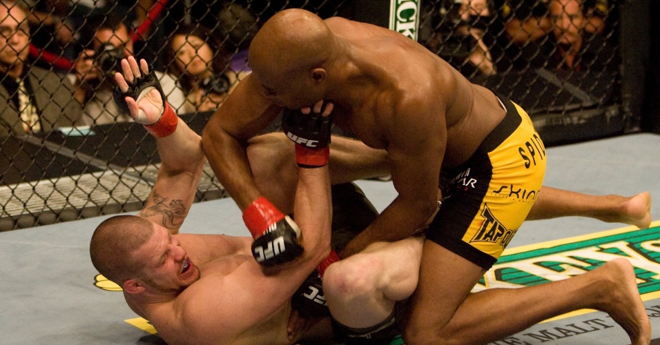7.jul.2007 - Anderson Silva enfrenta Nate Marquardt em luta pela defesa do cinturão do UFC