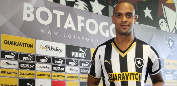 Atacante Tássio exibe camisa do Botafogo durante apresentação em General Severiano - Vitor Silva/SSPress