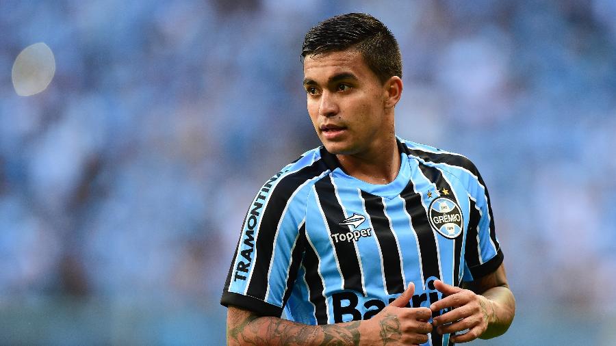 Dudu em ação pelo Grêmio durante jogo contra o Internacional disputado em 2014 - Vinicius Costa/ Getty Images