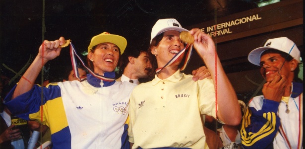 Hortência e Paula exibem medalha de ouro conquistada nos jogos Pan-Americanos de Cuba, em 1991 - Sergio Andrade/Folhapress - Sergio Andrade/Folhapress