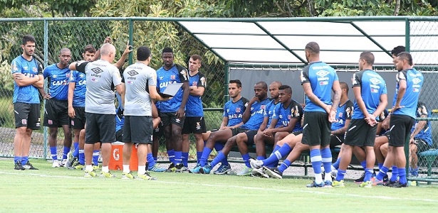 Jogadores do Vasco observam as orientações dos profissionais do clube em Pinheiral (RJ) - Marcelo Sadio / Site oficial do Vasco
