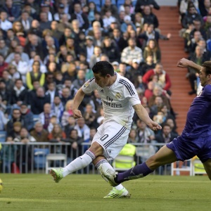 James Rodriguez chuta e abre o placar para o Real Madrid contra o Espanyol, pelo Campeonato Espanhol - AFP PHOTO/ GERARD JULIEN