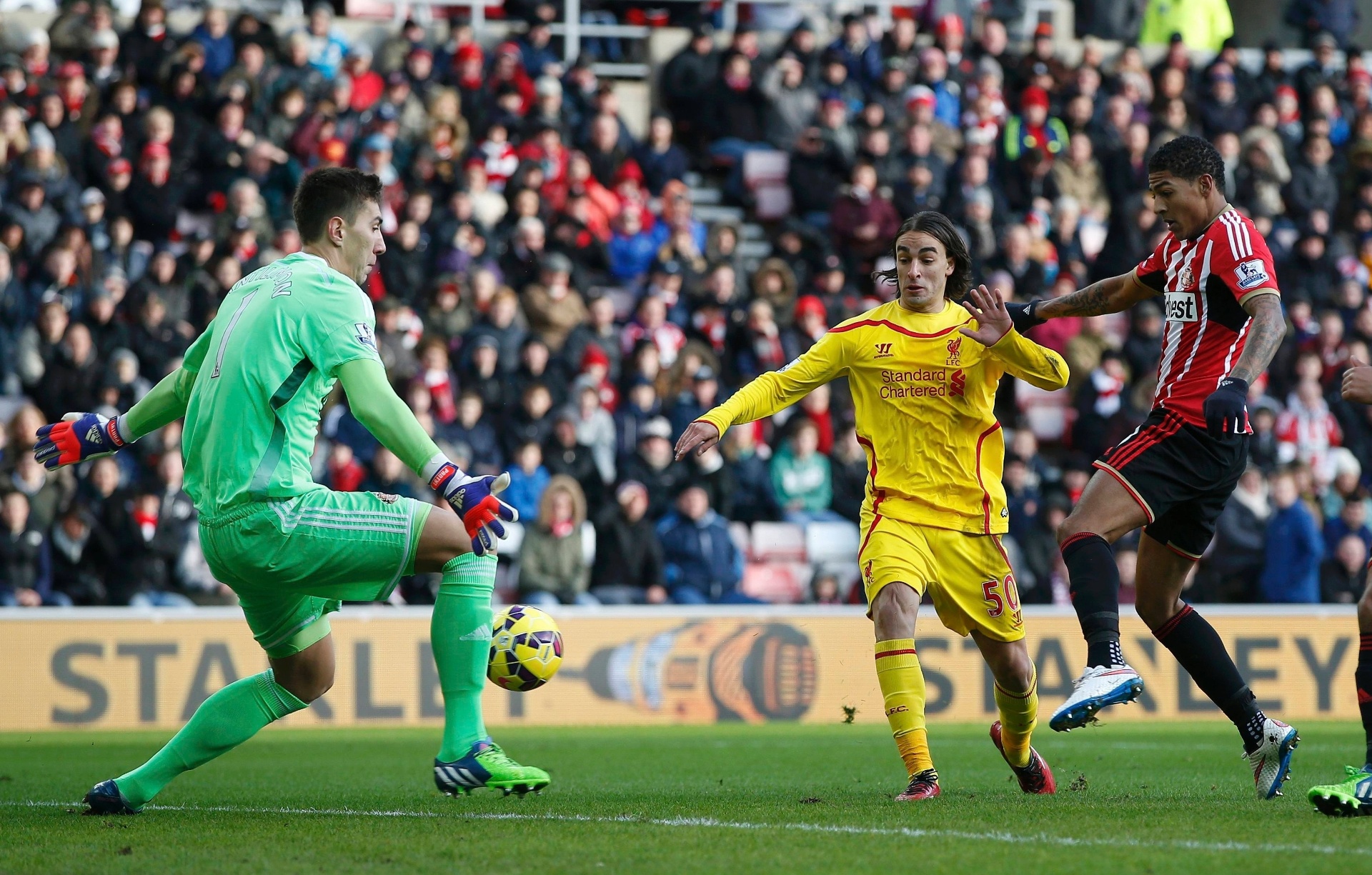 Lazar Markovic chuta e marca o gol do Liverpool contra o Sunderland, pelo Campeonato Inglês, neste sábado - REUTERS/Andrew Yates