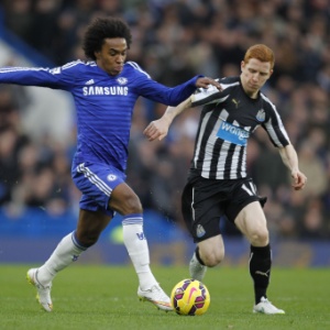 Marcado por Jack Colback, meia brasileiro Willian carrega a bola no jogo entre Chelsea e Newcastle - AFP PHOTO / IAN KINGTON
