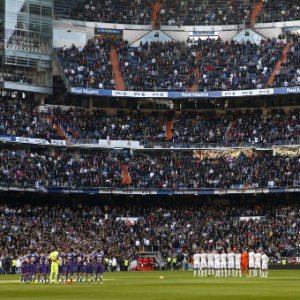 Real Madrid e Espanyon fazem minuto de silêncio em homenagem aos mortos nos atentados de Paris antes da partida entre as equipes pelo Campeonato Espanhol - EFE/Juan Carlos Hidalgo