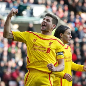 Steven Gerrard comemora o gol do Liverpool contra o Sunderland marcado por Lazar Markovic - REUTERS/Andrew Yates