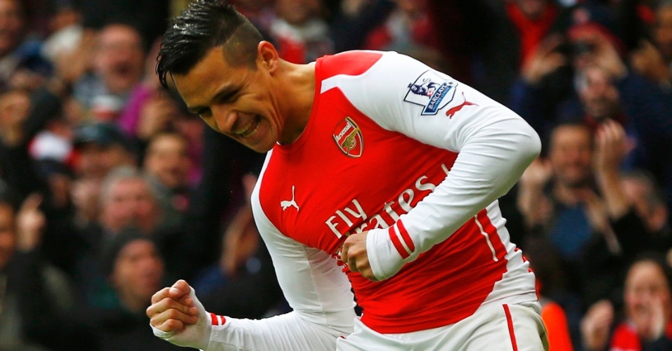 Alexis Sanchez comemora o seu segundo gol marcado pelo Arsenal contra o Stoke City, pelo Campeonato Inglês