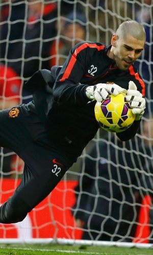 Após mais de 6 meses fora dos gramados, Victor Valdés aquece para o jogo do Manchester United.