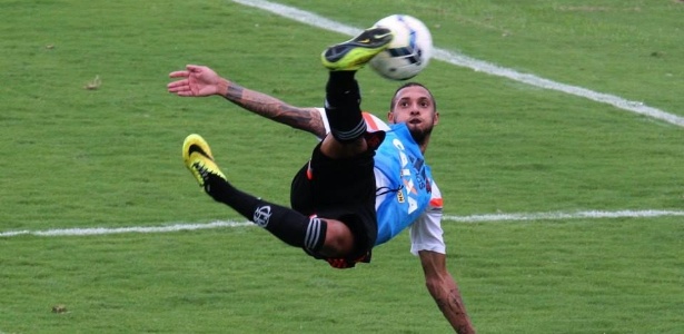 Paulinho deixou o treino do Flamengo com um desconforto na coxa direita - Gilvan de Souza/Flamengo
