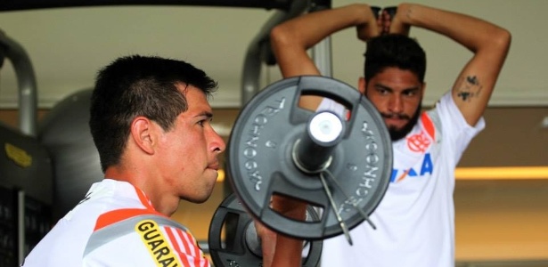 Cáceres (e) e Wallace (d) realizam trabalho física em academia de resort em Atibaia (SP) - Gilvan de Souza/Flamengo