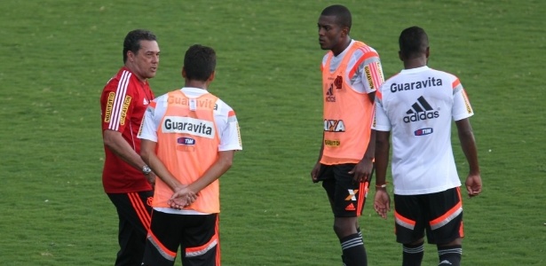 Luxemburgo descartou usar Eduardo da Silva (costas) em jogo do Fla neste sábado - Gilvan de Souza/ Flamengo