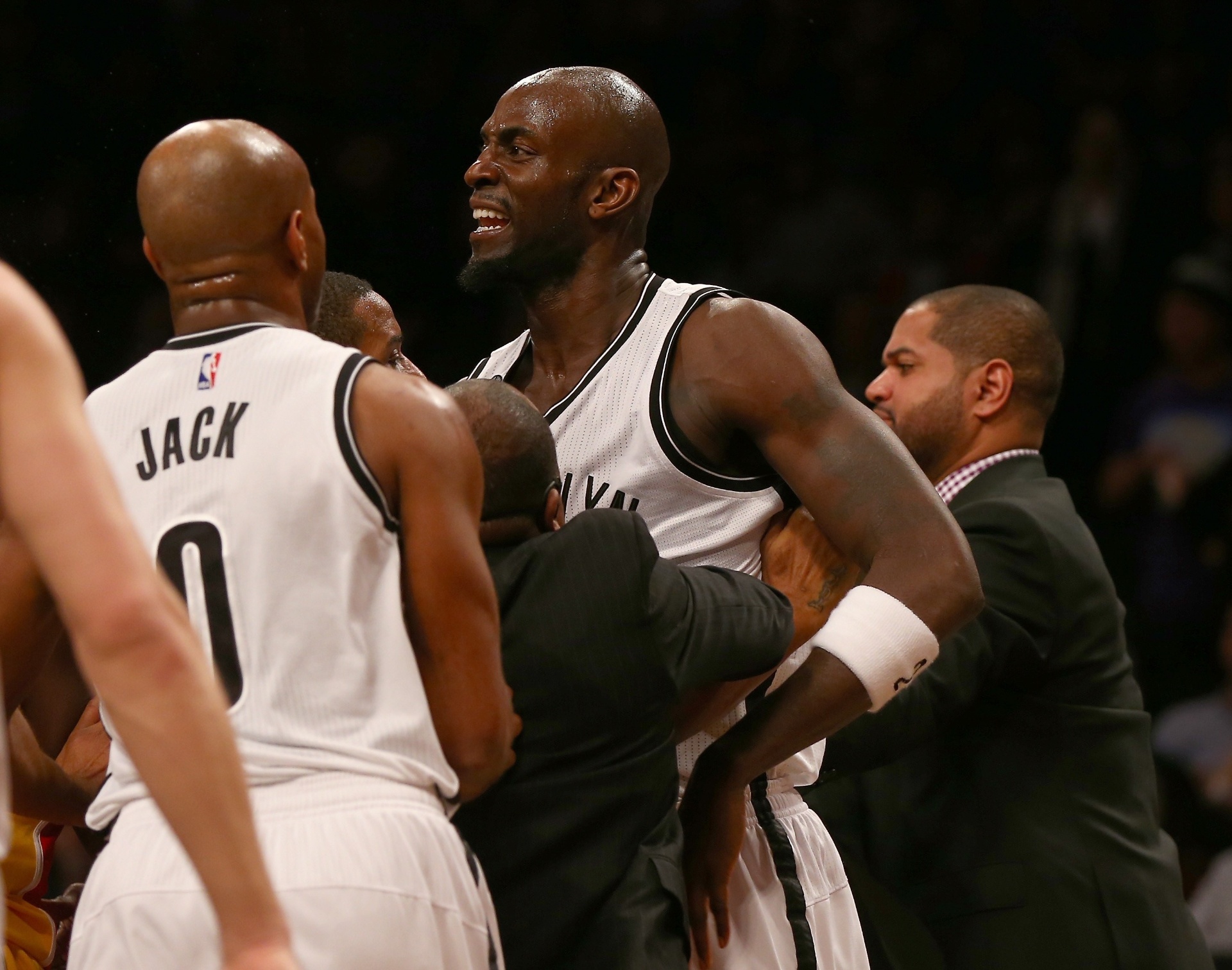 Jogadores e staff do Brooklyn Nets tentam segurar Kevin Garnett durante briga com Dwight Howard  - Elsa/Getty Images/AFP