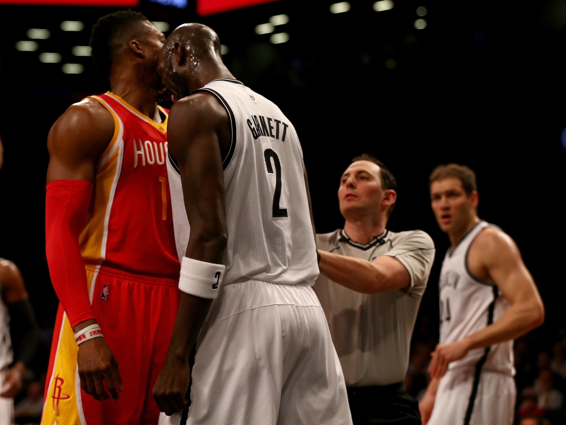 Kevin Garnett, do Brooklyn Nets, dá uma cabeçada em Dwight Howard, dos Rockets  - Elsa/Getty Images/AFP