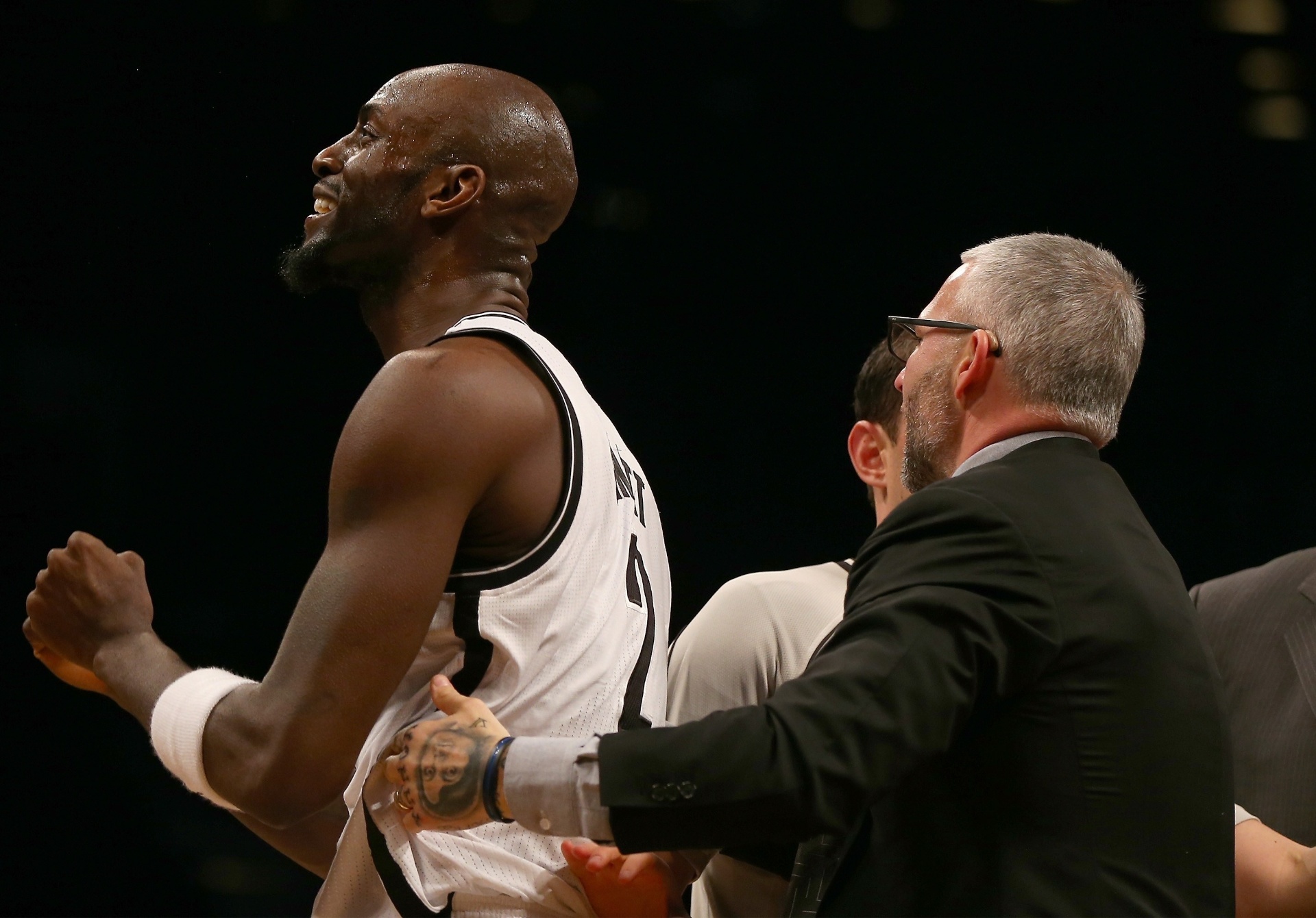 Kevin Garnett, dos Nets, é retirado de quadra após briga com Howrad, dos Rockets  - Elsa/Getty Images/AFP