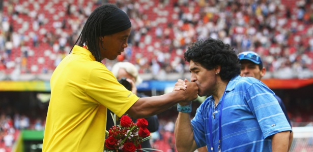 Maradona beija a mão de Ronaldinho Gaúcho durante os Jogos Olímpicos de 2008 - Alexander Hassenstein/Getty Images