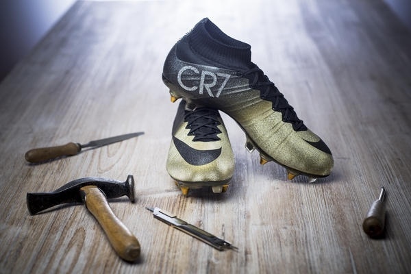 Nike divulga imagens da Mercurial CR7 Rare Gold, chuteira com detalhes em diamante dada de presente a Cristiano Ronaldo pela conquista da Bola de Ouro 2014