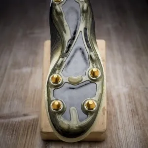 Nike divulga imagens da Mercurial CR7 Rare Gold, chuteira com detalhes em diamante dada de presente a Cristiano Ronaldo pela conquista da Bola de Ouro 2014 - Nike/Divulgação