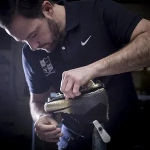 Nike divulga imagens da Mercurial CR7 Rare Gold, chuteira com detalhes em diamante dada de presente a Cristiano Ronaldo pela conquista da Bola de Ouro 2014 - Nike/Divulgação