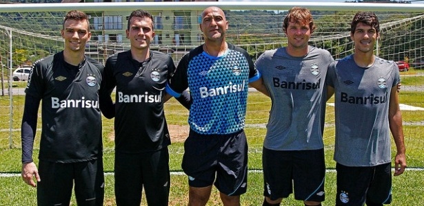 Léo é o primeiro à esquerda e renovou com o Grêmio até 2017 - Lucas Uebel/Divulgação/Grêmio