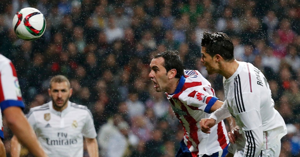 Cristiano Ronaldo testa a bola para empatar o jogo em 2 x 2 contra o Atlético de Madri