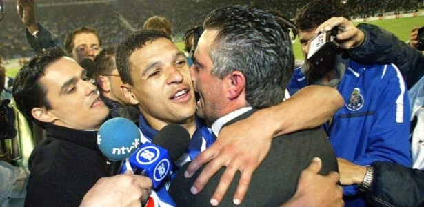 Derlei e Mourinho se abraçam após conquista de título com o Porto em Portugal - Reprodução