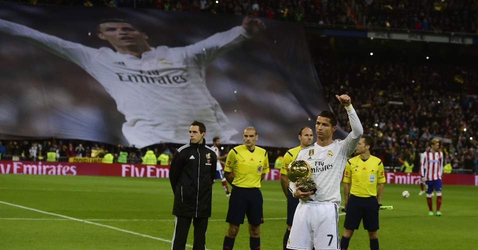 Eleito melhor do mundo pela 3ª vez, Cristiano Ronaldo apresenta troféu à torcida merengue, que o homenageou com bandeirão