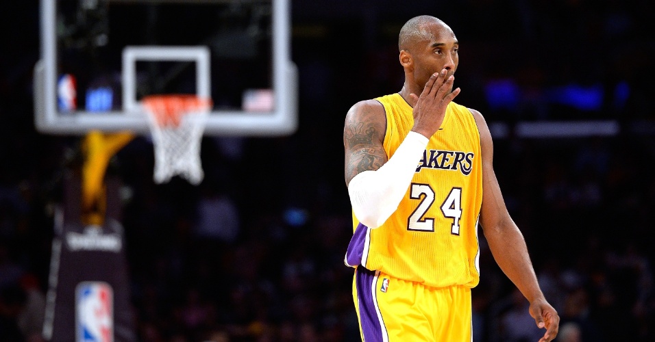 15.jan.2015 - Kobe Bryant lamenta derrota do Los Angeles Lakers para o Cleveland Cavaliers por 109 a 102