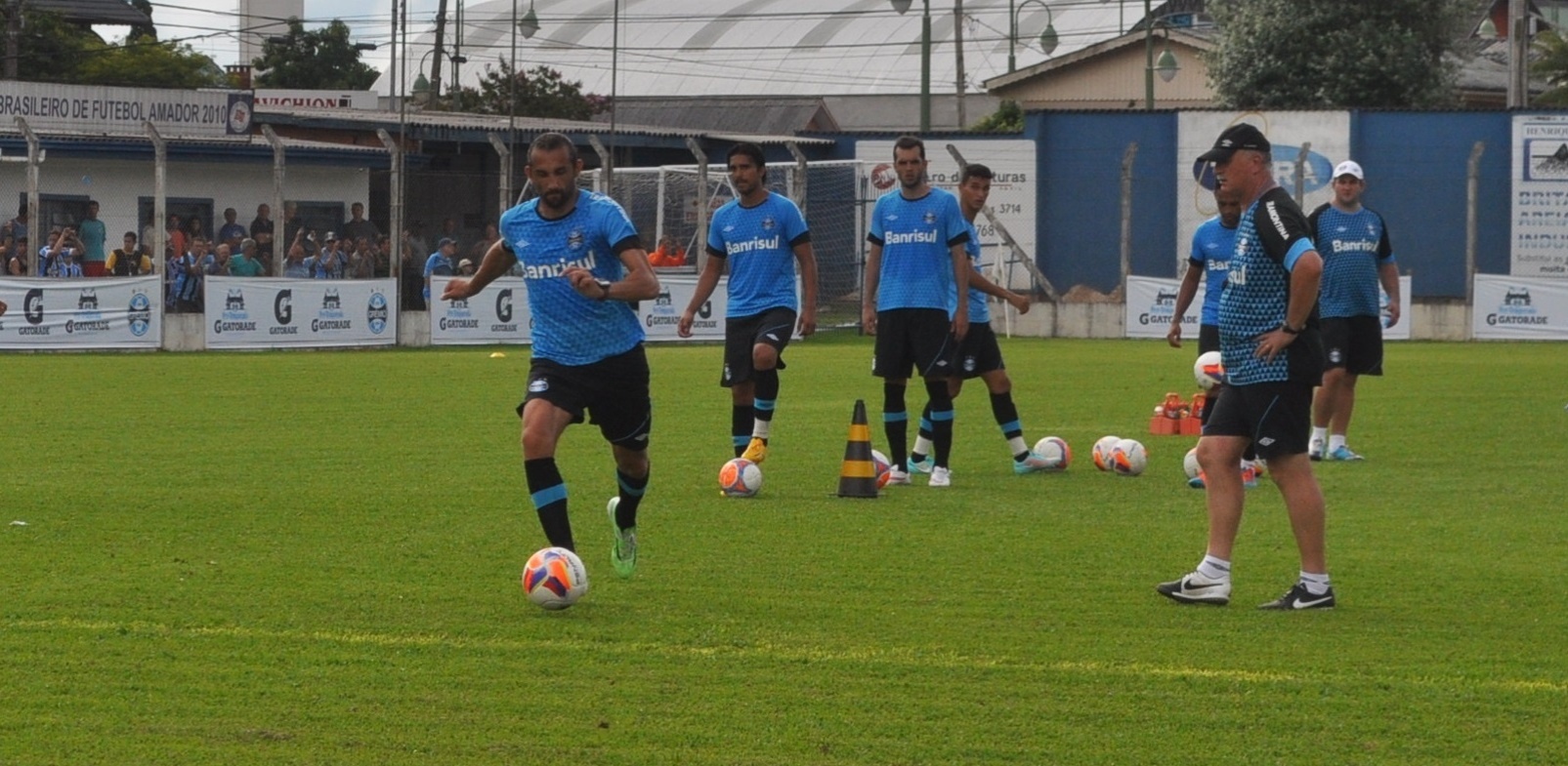 16 jan 2014 - Sob olhar de Felipão, Barcos conclui com pé esquerdo em treino do Grêmio