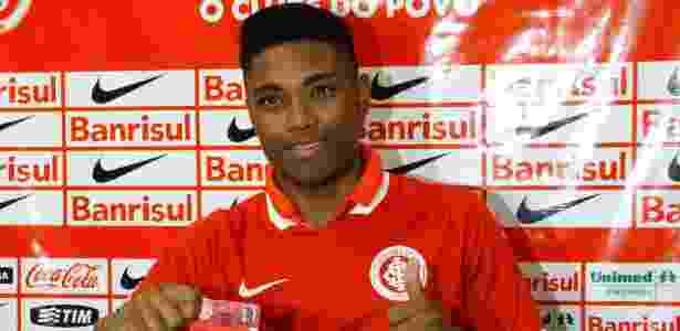 Vitinho cita seleção olímpica como meta ao se apresentar no Inter - 16