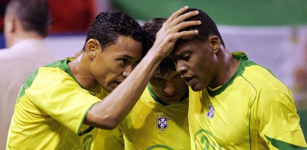 O atacante Ricardo Oliveira (direita) defendendo a seleção brasileira no passado - REUTERS/Alejandro Ruesga