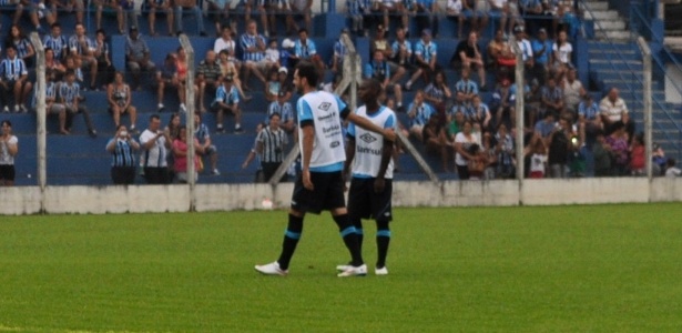  Lincoln (d) é cumprimentado por Rhodolfo após gol pelo Grêmio - Marinho Saldanha/UOL