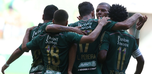 Jogadores do Palmeiras comemoram primeiro gol do time em 2015 - Rivaldo Gomes/Folhapress