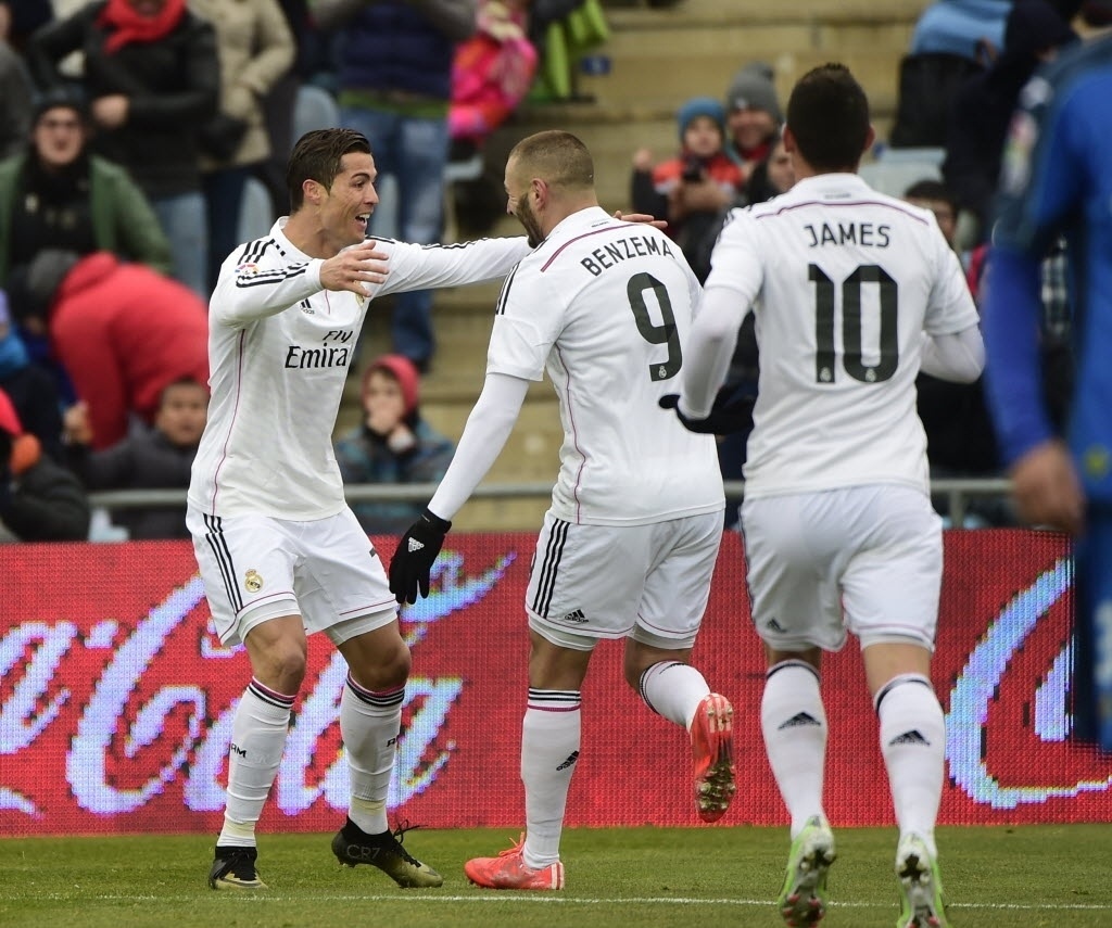 18.jan.2015 - Cristiano Ronaldo comemora com Benzema após abrir o placar para o Real Madrid contra o Getafe, em partida do Campeonato Espanhol neste domingo (18) - PIERRE-PHILIPPE MARCOU/AFP PHOTO