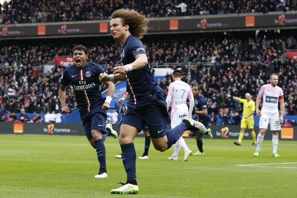 18.jan.2015 - David Luiz comemora após marcar gol de empate do Paris Saint-Germain, que enfrenta o Evian neste domingo (18), pelo Campeonato Francês - KENZO TRIBOUILLAR/AFP PHOTO