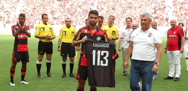 Eduardo da Silva foi homenageado no amistoso entre Flamengo e Shakhtar Donetsk - Gilvan de Souza/ Flamengo